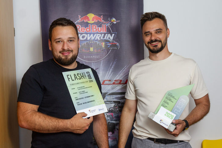 Szentkuti Ákos, a Totalcar vezető szerkesztője, és Hamvas Tamás, főszerkesztő az elismeréssel a kezükben