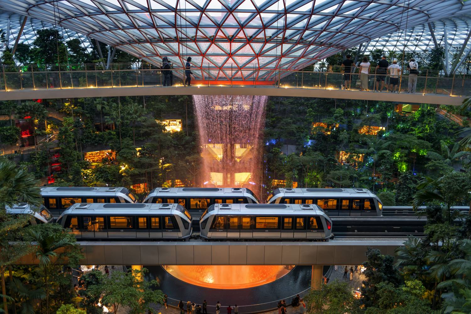 A Changi hatalmas területén a terminálok közötti közlekedést automata, vezető nélküli Skytrain szerelvények végzik. A gyakran elképesztő kilátást nyújtó vonatok néhány perc alatt összekötik a terminálokat.