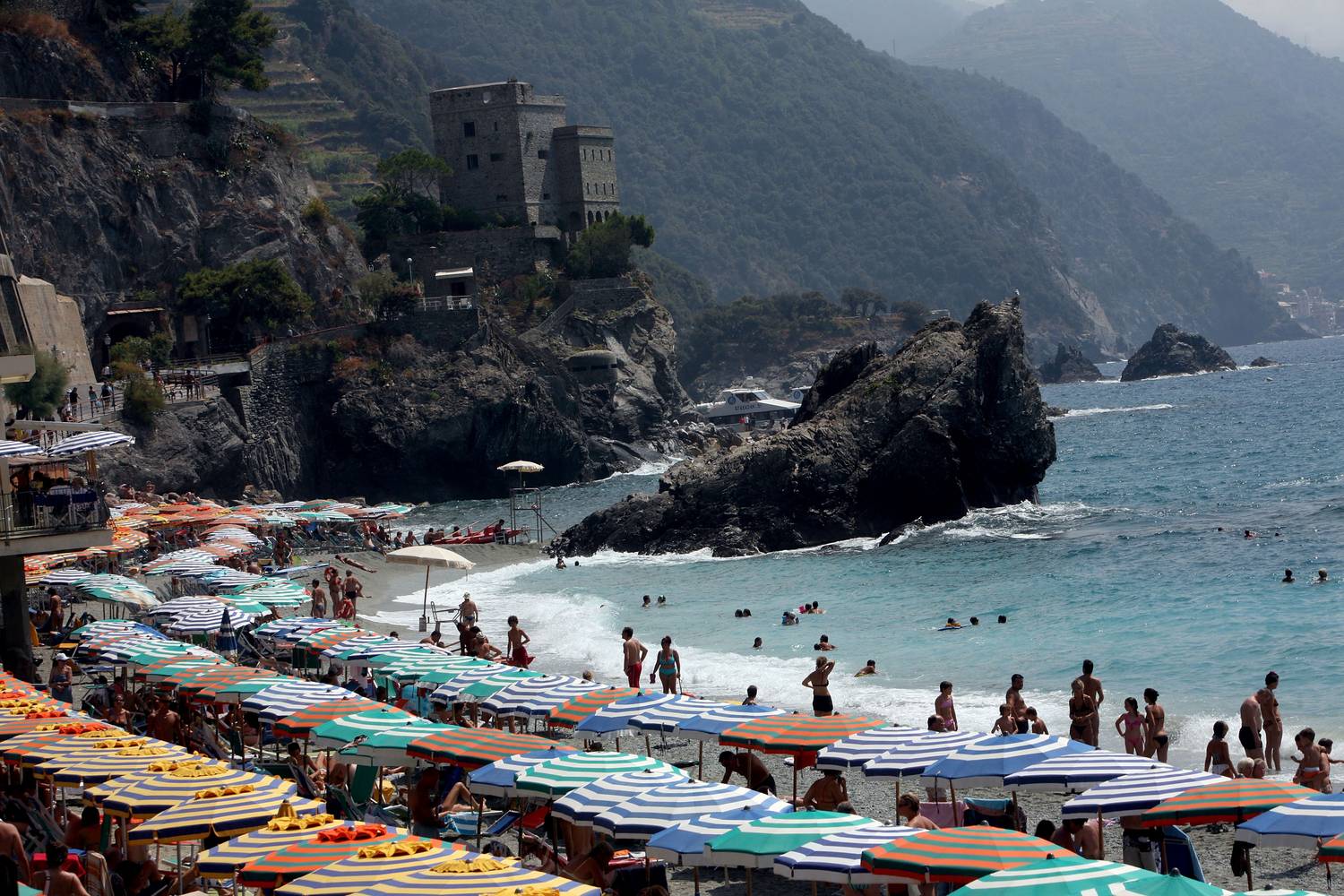 A Cinque Terre falvai már a 70-es és 80-as években is népszerű úti célnak számítottak, bár akkor még jóval kevesebb turista látogatta őket, mint napjainkban. A színes házak, a halászhajók és a teraszos szőlőültetvények ugyanúgy meghatározták a tájat.