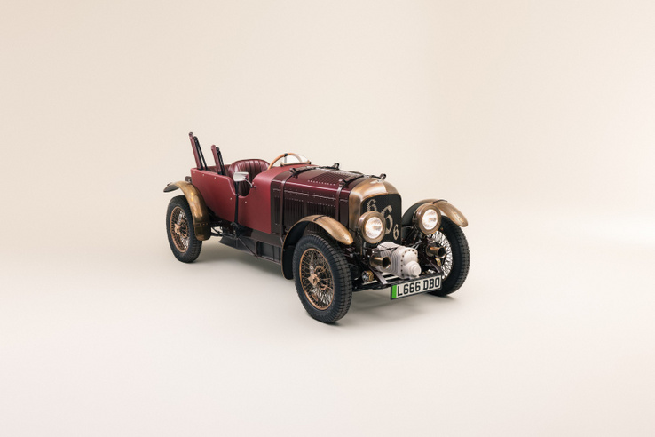 Nagy ember, kis Bentley-je a Bowler JNR Momoa