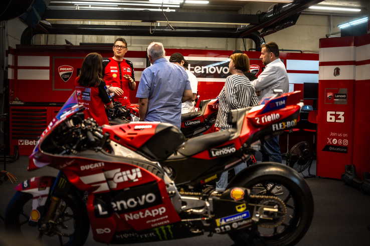 Bejutottunk a Ducati garázsába, egészen elképesztő, ami ott zajlik