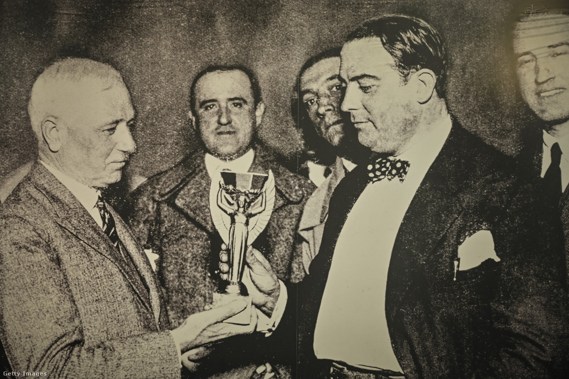A FIFA elnöke, Jules Rimet átadja a trófeát Raúl Judénak, az Uruguayi Labdarúgó Szövetség akkori elnökének (1930)