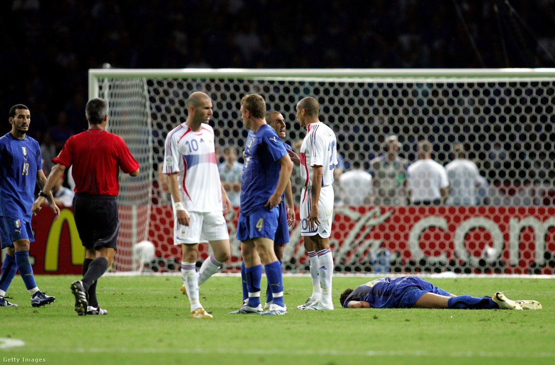 Az olasz Materazzi már a földön, Zidane-on meg látszik, hogy tudja, nagyot hibázott