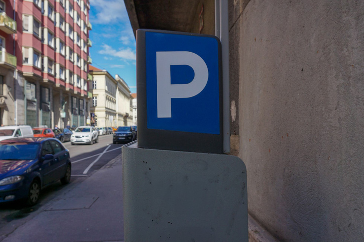 Kötelező pluszköltséget vezetett be a Telekom a mobilparkolás indításához