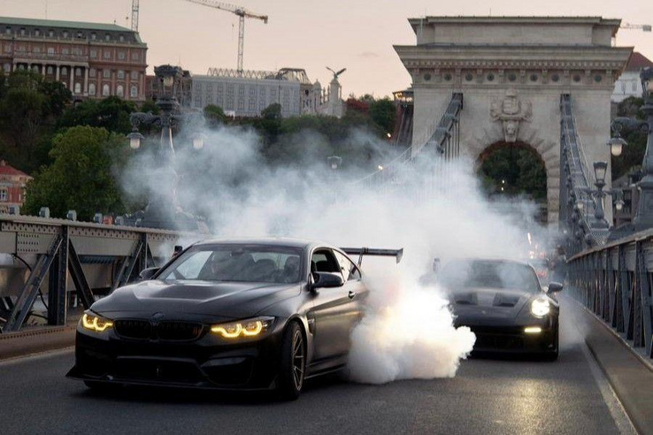 Rendőrautóból néztük, ahogy driftelnek a Lánchídon