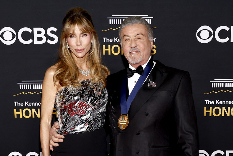 Sylvester Stallone és Jennifer FlavinA Rocky-filmek sztárja és Jennifer Flavin között 22 év a korkülönbség
