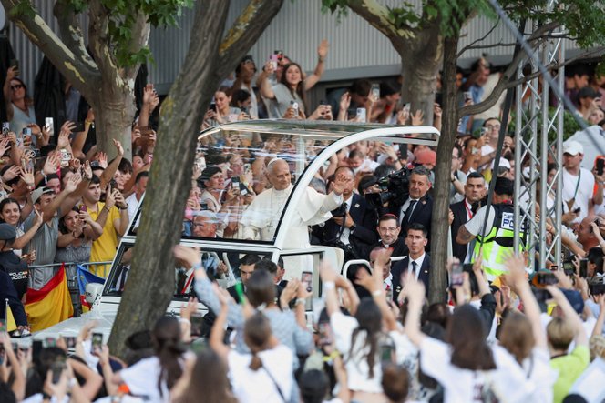 Bad Bunnyval kellett megküzdenie Leó&nbsp;pápának Madridban, százezres tömeg volt kíváncsi rá