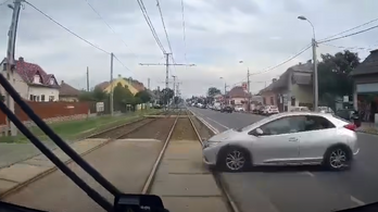 Videón, ahogy elsodor egy autót a villamos az Üllőin