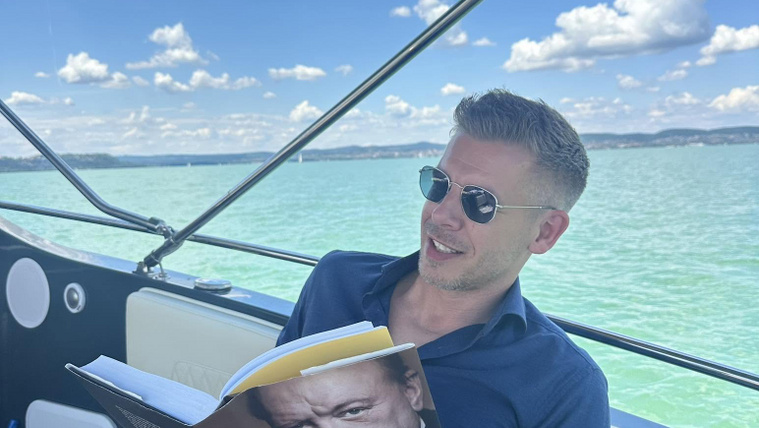 Magyar Péter Churchill és egy sárgadinnye társaságában jelentkezett be a Balatonról, és feltett egy kérdést