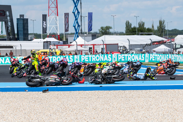 Hajmeresztő rajtbaleset és történelmi Márquez-siker a Magyar GP-n