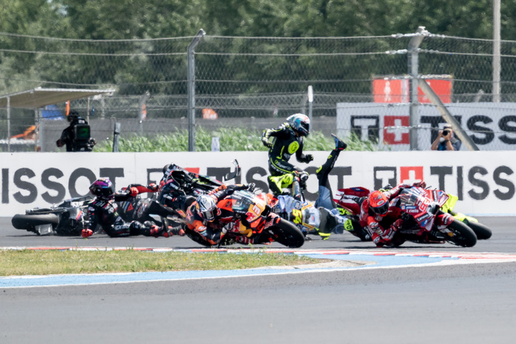 A vb-éllovas már a rajt után kiesett, a tömegbaleset után Marc Márquez nyerte a Magyar Nagydíjat