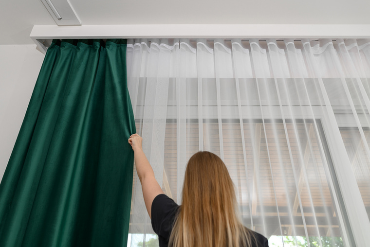 Függönyök és drapériákHabár sok esetben nagyon keveset nyúlunk a függönyökhöz, azokon folyamatosan megtelepszik a por és magukba szívják az illatokat és allergéneket
