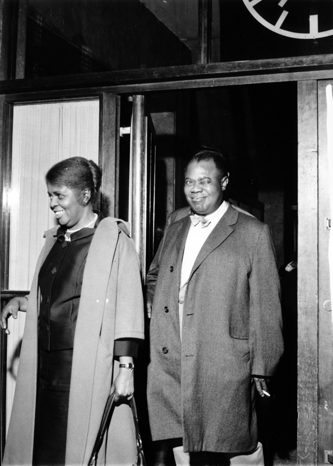 Louis Armstrong és felesége, Lucille Wilson megérkezik Budapestre