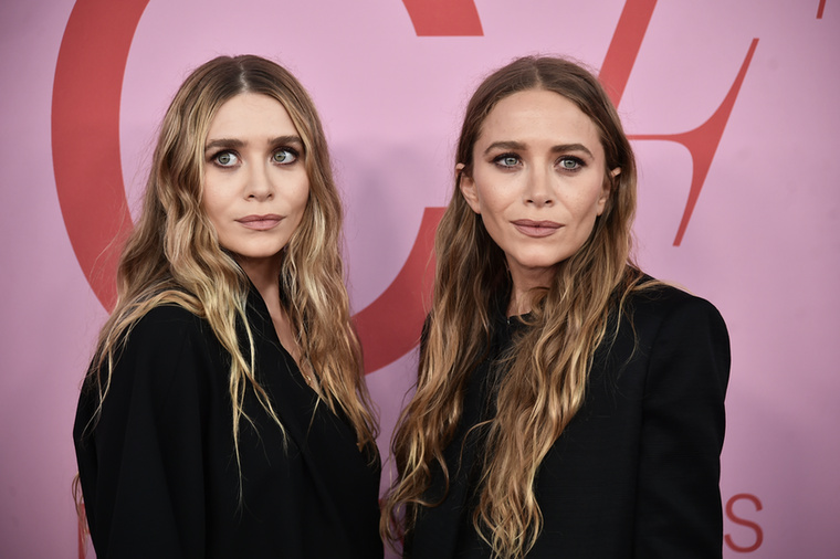 Mary-Kate Olsen és Ashley OlsenKi ne emlékezne a 2000-es években befutott ikertestvérpárra, akik egy időben minden fiatal falán ott voltak poszter formájában