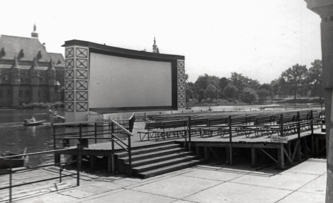 Csónakázótó, Tó mozi, háttérben Vajdahunyad vára, 1957