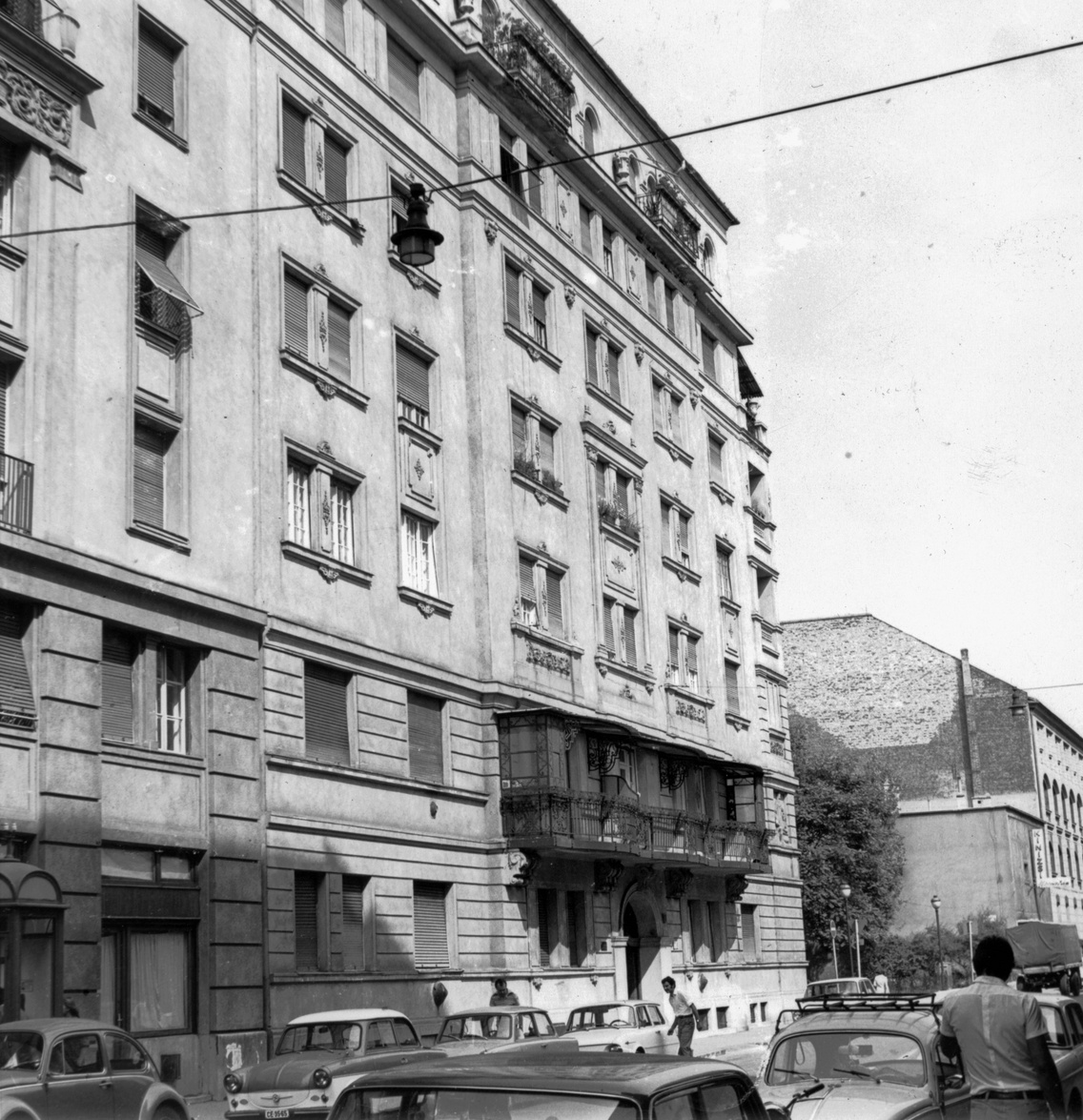 Kinizsi utca 22., a park után a Kinizsi mozi, 1974