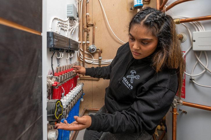 SWNS FEMALE PLUMBER 0004