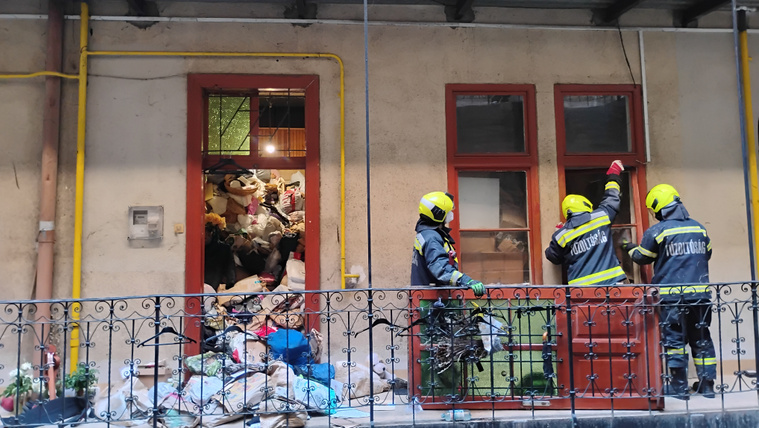 Évek óta pokollá teszi a szomszédok életét egy kényszeres gyűjtögető Budán, egyre nagyobb a veszély