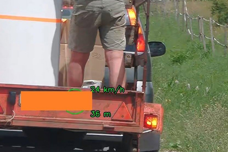 Szilaj utánfutószörföst figyeltek meg a vadonban
