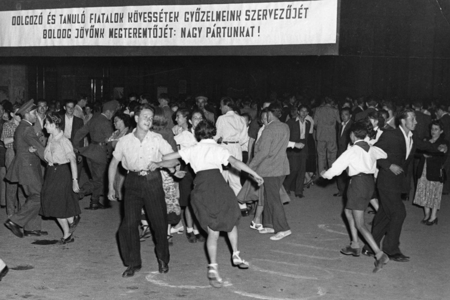 Utcabál a a Dolgozó Ifjúság Szövetsége (DISZ) alakuló kongresszusa alkalmával. (1950.)