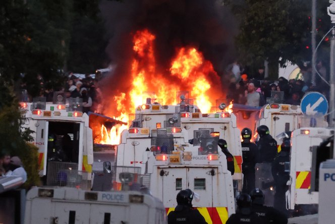 Háborús állapotok, bedeszkázott ablakok Belfastban; már tudjuk, ki volt a késes szudáni merénylő