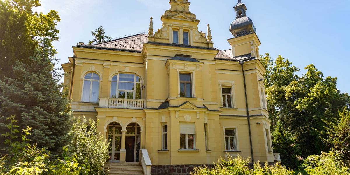 Elitnyaralóból az ország sorsát alakító döntések helyszíne – Bejutottunk Siófok legizgalmasabb villájába