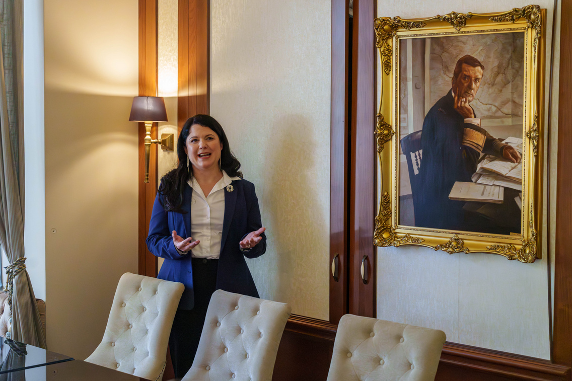 Dr. Kesziné Tolnai Szilvia idézi fel a villában zajló életet, a háttérben Horthy Miklós képe