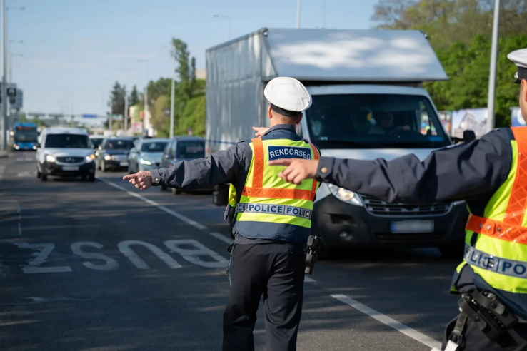 Forgalmas budapesti úton építenek buszsávot