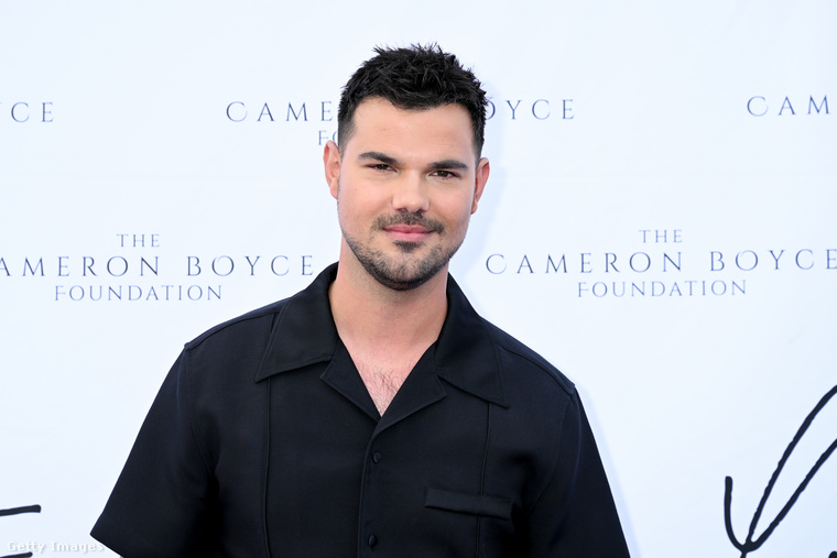 Taylor LautnerTaylor Lautner a világ egyik legismertebb tinisztárja lett, amikor Jacob Black szerepében feltűnt az Alkonyat&nbsp; filmsorozatban