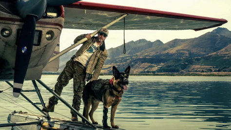 Így próbál meg túlélni Brad Pitt a harci kutyájával – Előzetes!