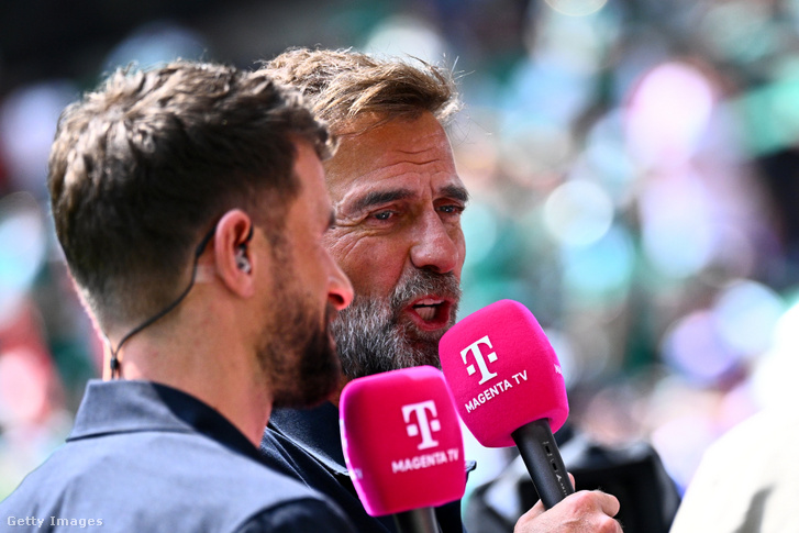 Thomas Müller (balra) és Jürgen Klopp televíziós szakértőként dolgoznak a stadionban 2026. június 11-én