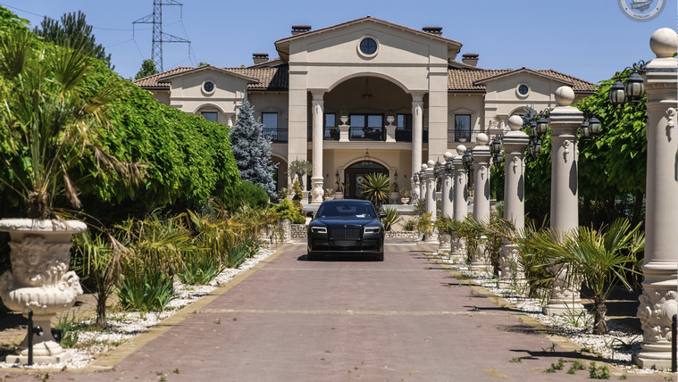 Aranyozott szobák, Rolls-Royce, Porsche és Ferrari a garázsban – elképesztő luxusban élt a szadai gyógyszermaffia főnöke