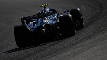 Érik a trónfosztás, fél másodperc az F1-éllovas hátránya Barcelonában