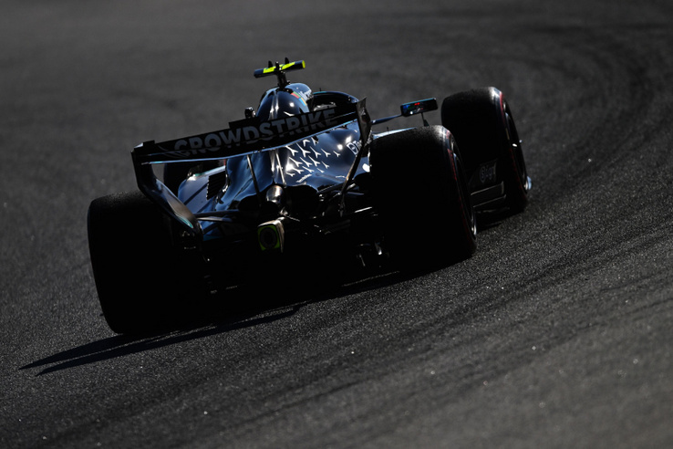 Érik a trónfosztás, fél másodperc az F1-éllovas hátránya Barcelonában