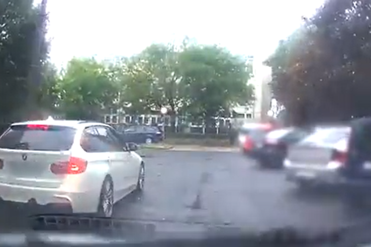 Szabálytalanul parkoló nyitotta rá az ajtót, szócsata és rendőri közbelépés lett a vége