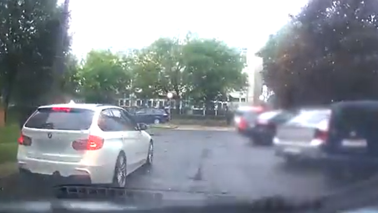 Szabálytalanul parkoló nyitotta rá az ajtót, szócsata és rendőri közbelépés lett a vége