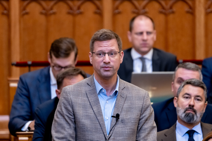 Magyar Péter miatt megszólalt Gulyás Gergely a vitnyédi menekülttáborról, váratlan magyarázatot adott