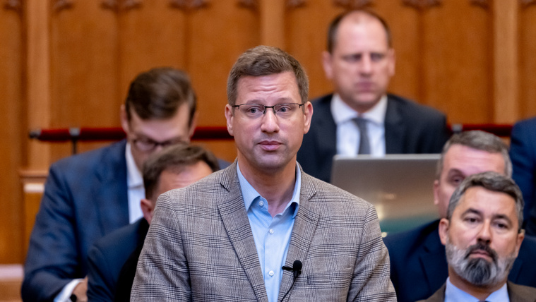Magyar Péter miatt megszólalt Gulyás Gergely a vitnyédi menekülttáborról, váratlan magyarázatot adott