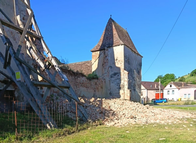 Leomlott a muzsnai XV. századi erődtemplom falának egy része