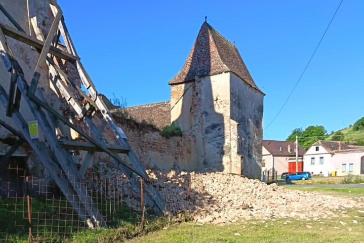 Leomlott a muzsnai XV. századi erődtemplom falának egy része