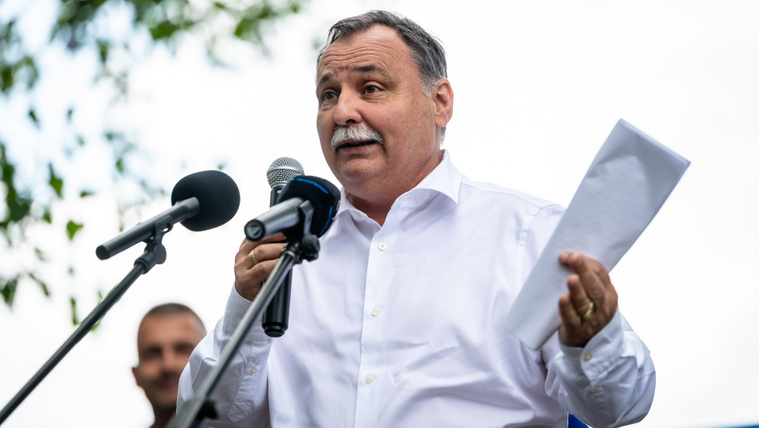 Gajdos László ledobta a zakót és a nyakkendőt, majd a kalózok közé állt