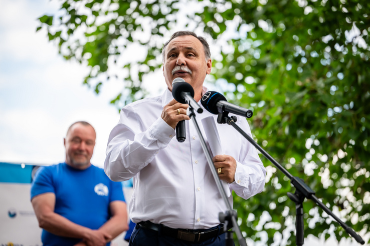 Gajdos László ledobta a zakót és a nyakkendőt, majd a kalózok közé állt
