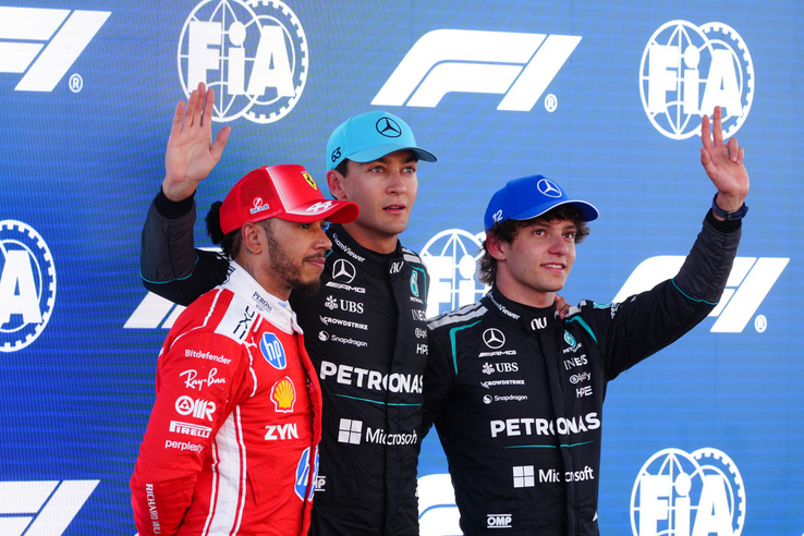 Leclerc összetörte a Ferrarit, Russell indulhat az élről