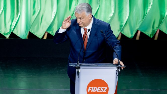 „Van igazi miniszterelnök, üldözze azt” – kiáltotta Orbán Viktor Szabó Bálintnak, majd sörözött egyet a kongresszus után