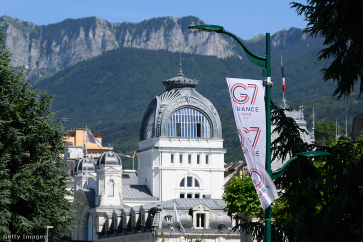A G7-csúcstalálkozó előkészületei során kitűzött G7-zászló 2026. június 13-án, a franciaországi Evian-les-Bains-ban