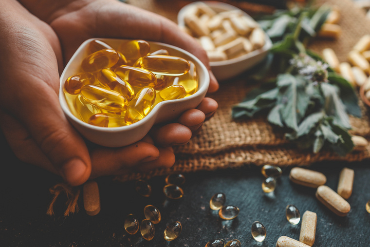 Az omega-3 zsírsavak valóban segíthetnekAz omega-3 zsírsavakat elsősorban a szív- és érrendszeri egészséggel kapcsolatban említik, de az ízületekre is kedvező hatással lehetnek.A kutatások szerint gyulladáscsökkentő hatásuk révén hozzájárulhatnak az ízületi fájdalom enyhítéséhez és a jobb ízületi működéshez, különösen gyulladásos vagy kopásos panaszok esetén