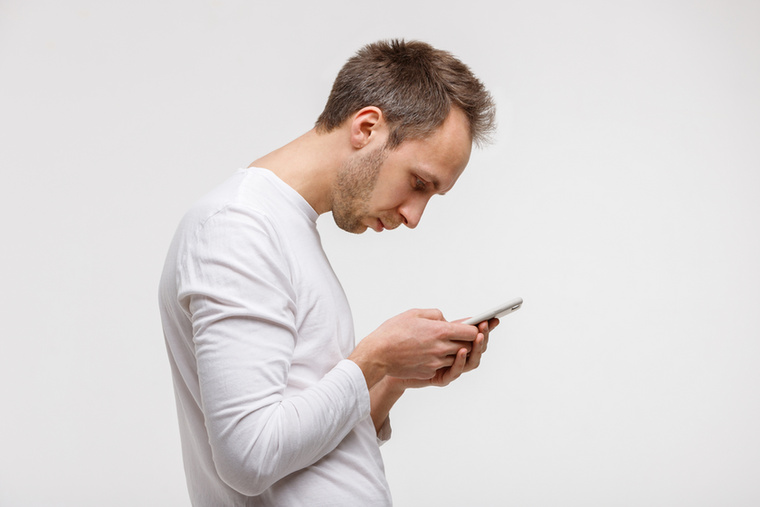 A telefonozás valóban megterhelheti a nyakat és a hátatA tartósan előre görnyedt testtartás – különösen okostelefon használat közben – jelentős terhelést ró a nyaki gerincre