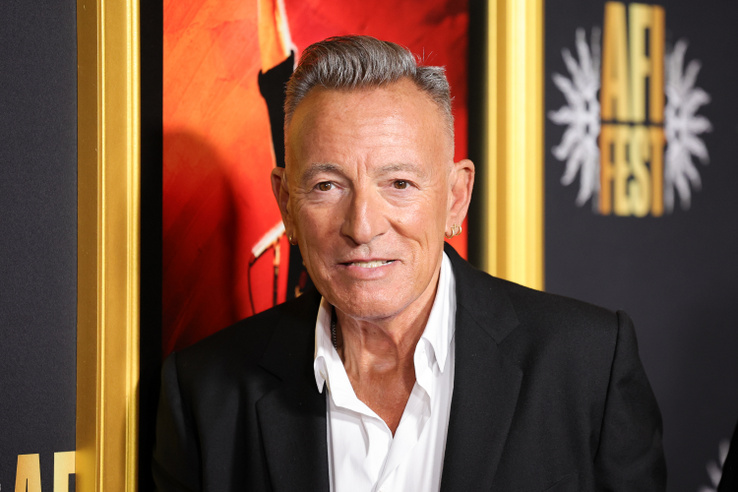 Bruce Springsteen élő adásban kért bocsánatot Bonótól
