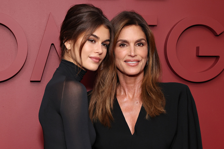 Kaia Gerber és Cindy CrawfordHa van anya-lánya páros, amelynél a hasonlóság tényleg szinte zavarba ejtő, akkor Cindy Crawford és Kaia Gerber biztosan ott van a lista elején