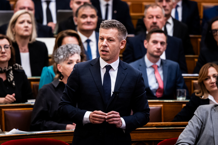 Magyar Péter odaszúrt az őt videózó Pócs Jánosnak, hogy legalább a reflektort kapcsolja ki a telefonján